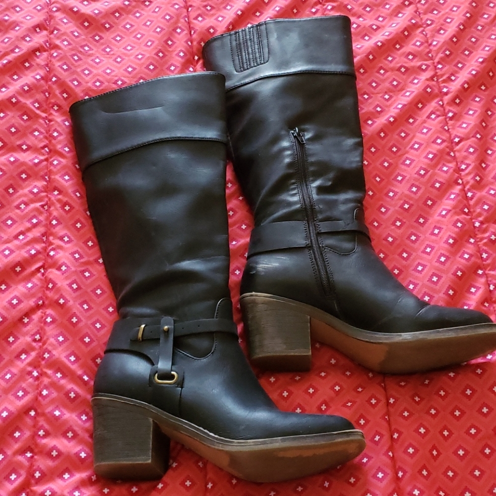 Black leather like low heeled boots. Size 7.